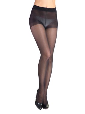 Karanlık tayt giymiş düzgün kadın bacakları