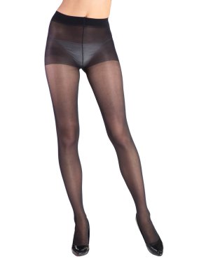 Karanlık tayt giymiş düzgün kadın bacakları