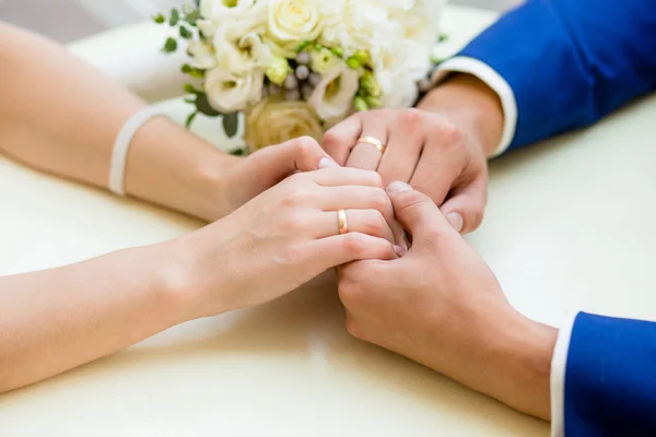 Primer plano de las manos de la boda con anillos — Foto de Stock