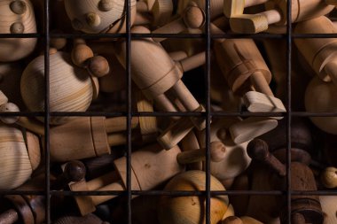 Metal çubuklar üzerinde ahşap oyuncaklar.