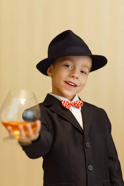 Küçük çocuk bir yetişkin beyefendi canlandırıyor — Stok fotoğraf