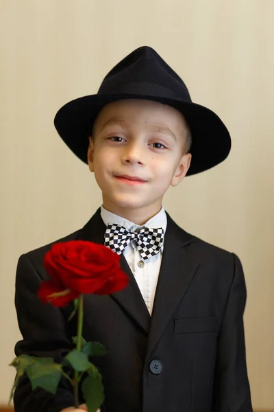 スーツと帽子とバラのエレガントな少年 — ストック写真