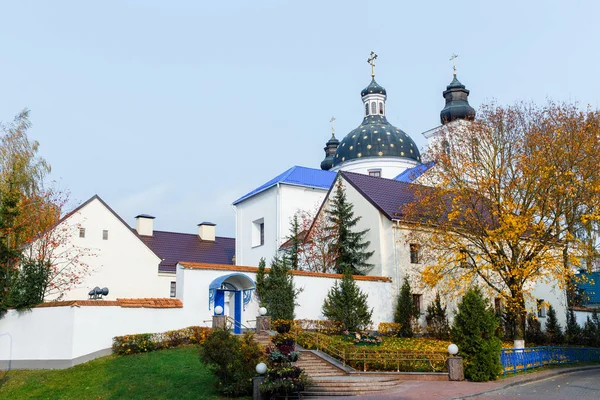 Православный монастырь в городе — стоковое фото