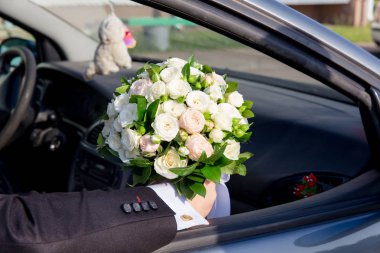 Arabada oturan damat