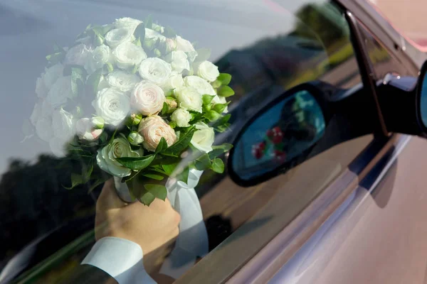 Brudgummen sitter i bil — Stockfoto
