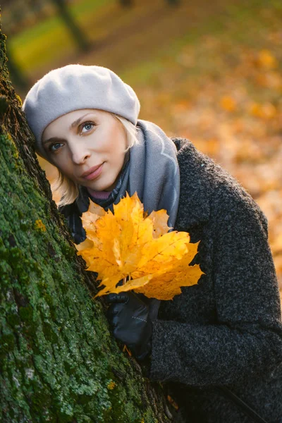 Mladá blond žena styl — Stock fotografie