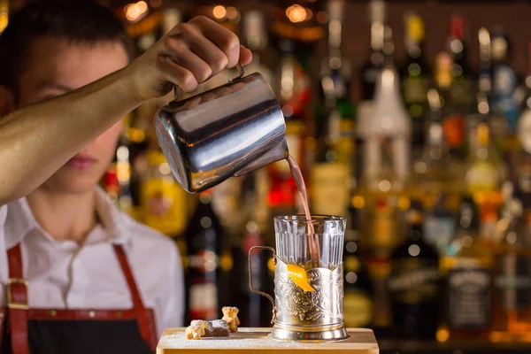 Il barista che fa cocktail — Foto Stock