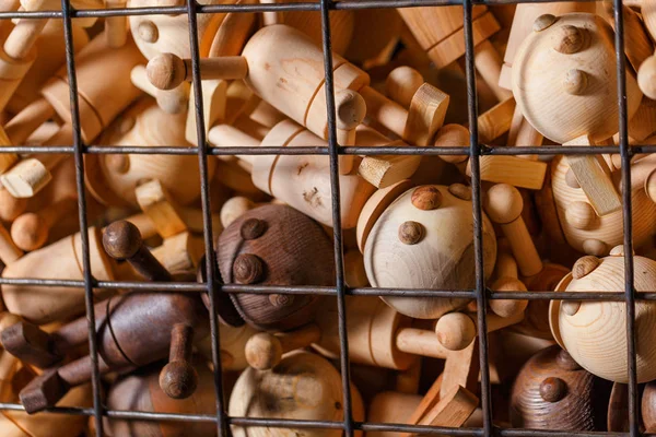Brinquedos de madeira sobre barras de metal . — Fotografia de Stock