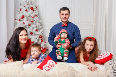 Ebeveynler ile çocuklar Noel fotoğraf oturumunda