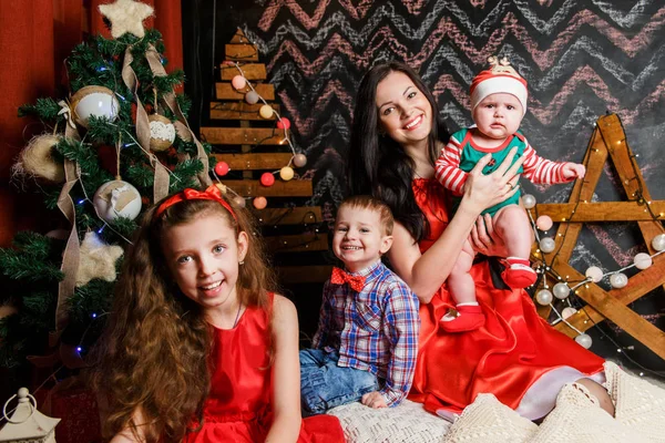 Çocuklar Noel fotoğraf oturumunda annesiyle — Stok fotoğraf
