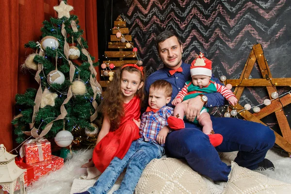 Père avec des enfants dans une séance photo de Noël — Photo