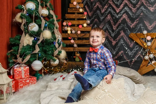 Маленький мальчик позирует на рождественской фотосессии — стоковое фото