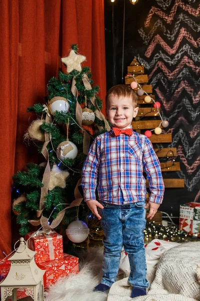 Kleiner Junge posiert in einer Weihnachts-Fotosession — Stockfoto