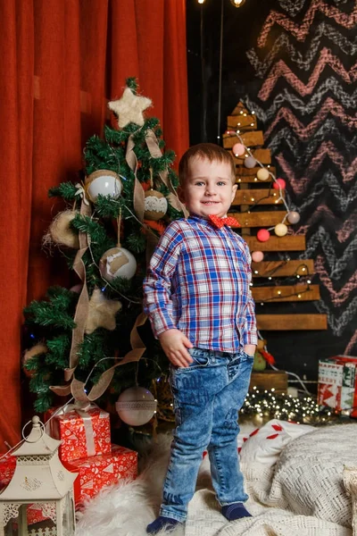 Маленький хлопчик позує на різдвяній фотосесії — стокове фото