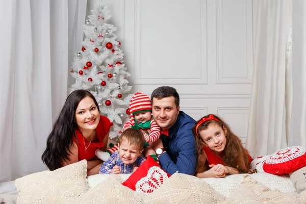 Родители с детьми на рождественской фотосессии — стоковое фото