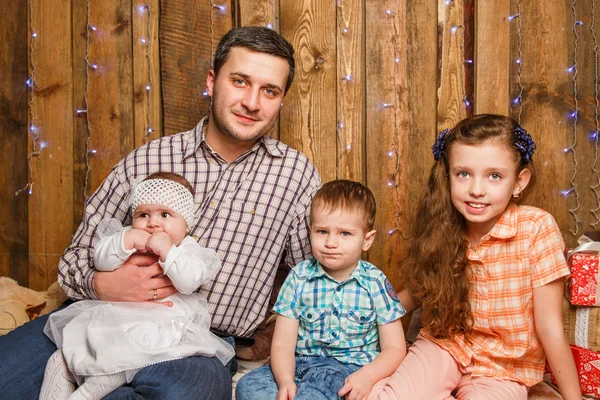 Padre con niños en una sesión de fotos de Navidad — Foto de Stock