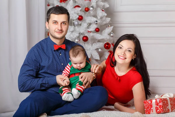 Rodiče s dcerou ve vánoční focení — Stock fotografie