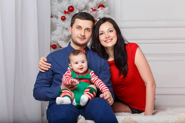 Los padres con hija en una sesión de fotos de Navidad — Foto de Stock