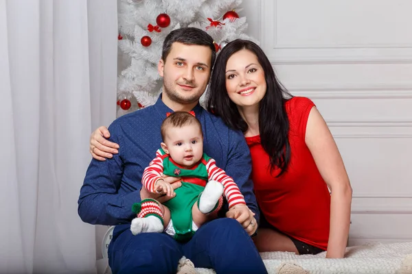 Los padres con hija en una sesión de fotos de Navidad — Foto de Stock