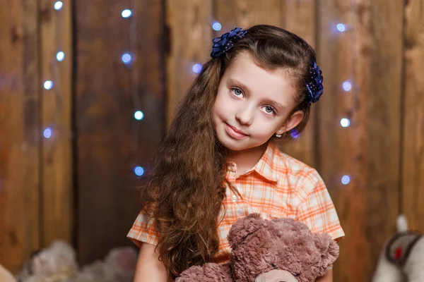 Schattig meisje zit op de vloer — Stockfoto