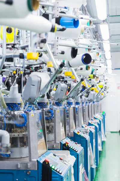 Industrie textile avec machines à tricoter — Photo