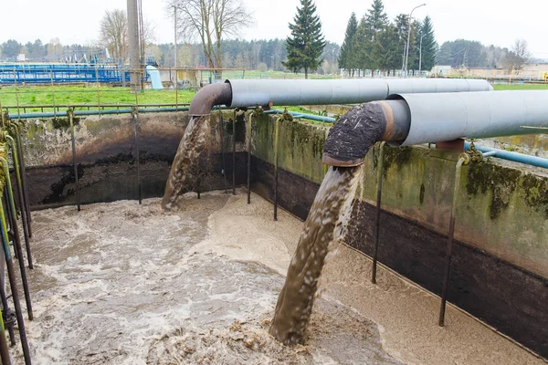 Contaminación del agua de la gran ciudad . — Foto de Stock