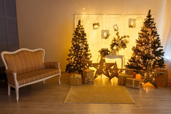 Рождественские деревья с подарками — стоковое фото