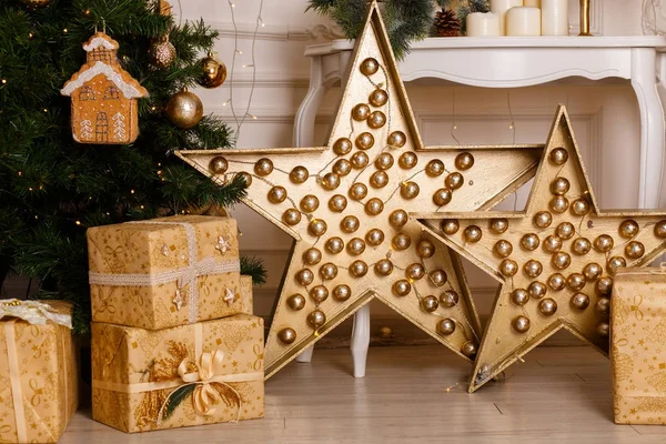 Foto de cajas de regalo de lujo bajo el árbol de Navidad — Foto de Stock