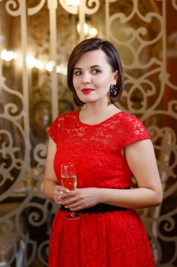 restoranda güzel bir kadın