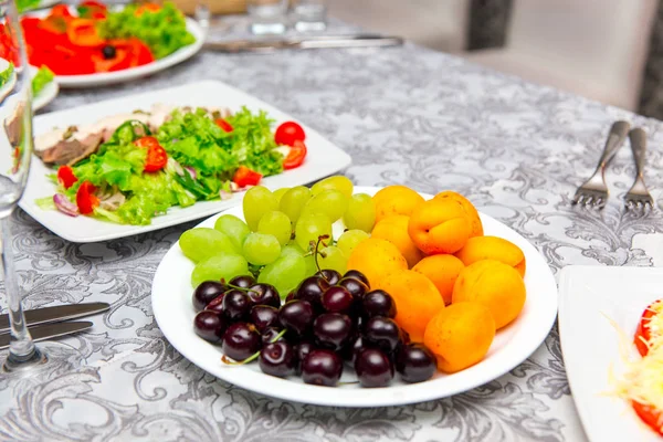 Tallrik med frukt dessert — Stockfoto