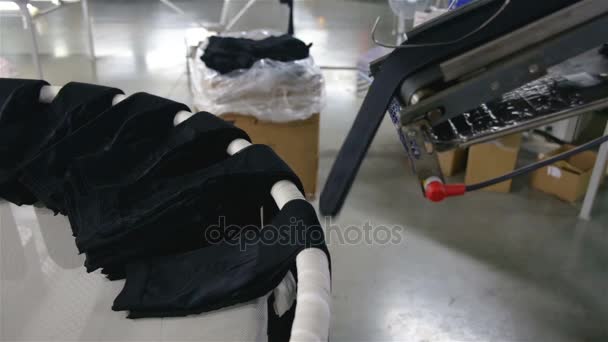 Brazo Robótico Acción Fabricación Calcetines Brazo Robótico Que Trabaja Línea — Vídeos de Stock