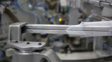 Robotik Kol içinde hareket. Çorap üretim. Robotik Kol fabrika montaj hattı üzerinde çalışıyor. Endüstriyel Mekatronik. Otomatik üretim fabrikası. Atölye üretim tayt. Endüstriyel Robot.