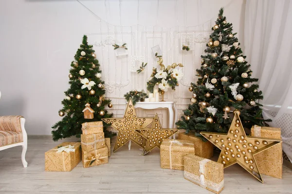 与礼物的圣诞树 — 图库照片