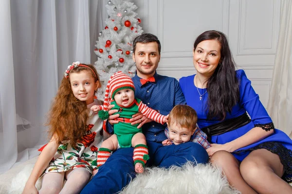 Родители с детьми на рождественской фотосессии — стоковое фото