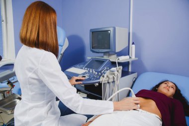 kadın doktor çalışma ultrason inceden inceye gözden geçirmek
