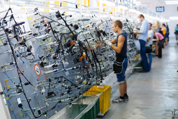 Arbetstagare som tillverkar den automotive electroplaits — Stockfoto