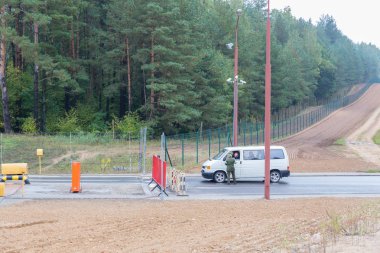 Bir kadın sınır muhafızları belgeleri denetler