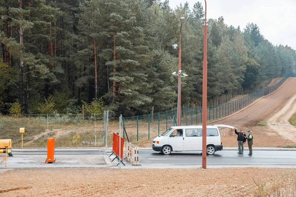 En kvinnlig gränsbevakningen kontrollerar dokumenten — Stockfoto