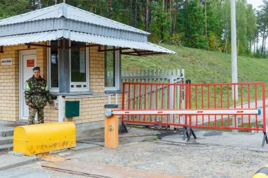 Bir kadın sınır muhafızları belgeleri denetler