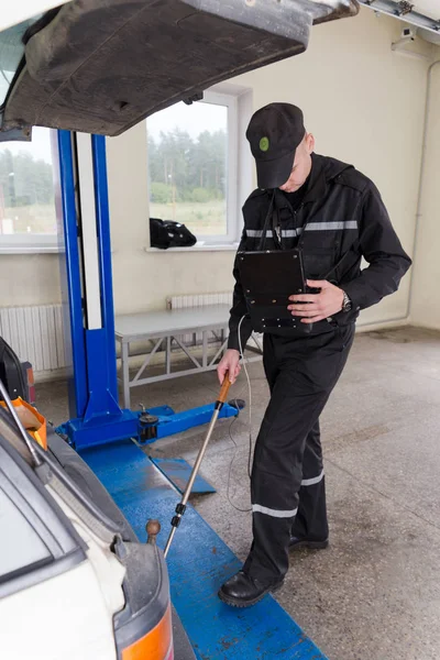 Inspector of the border service searches for contraband — Stock Photo, Image