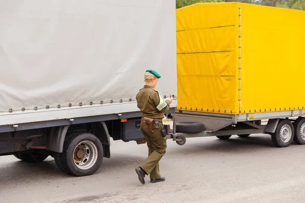 Una guardia di frontiera donna controlla i documenti — Foto Stock