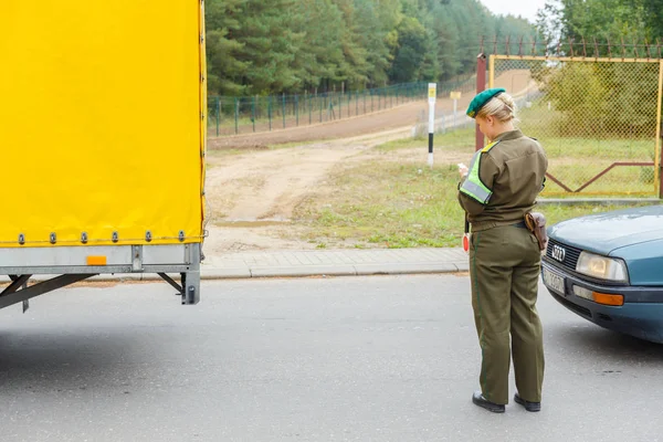 Una guardia di frontiera donna controlla i documenti — Foto Stock