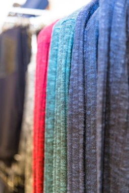 Renkli kot pantolon askıları bir giyim mağazası asılı bir sürü.