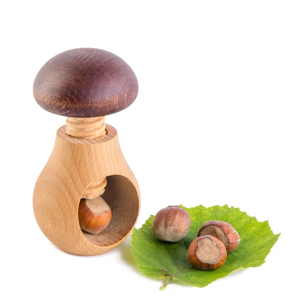 Dziadek do orzechów drewniane kształt grzyba i orzechy laskowe — Zdjęcie stockowe