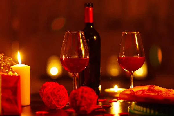 Bottiglia di vino rosso e bicchieri . — Foto Stock