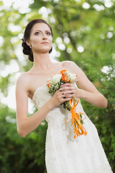 Beautiful young bride — Stock Photo, Image