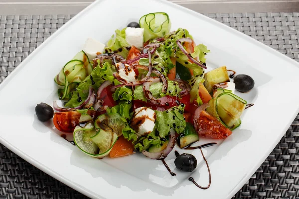 新鮮なギリシャ サラダ プレート — ストック写真