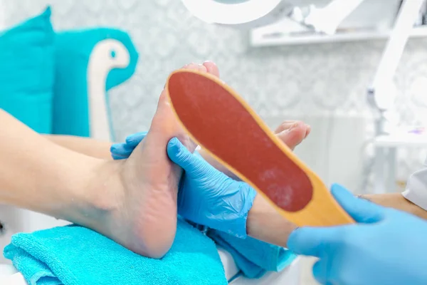 Mestre de pedicure durante o trabalho . — Fotografia de Stock