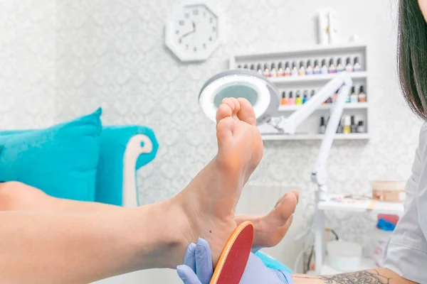 Maestro de la pedicura durante el trabajo . — Foto de Stock