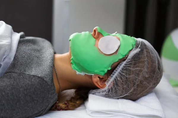 Mujer spa aplicando mascarilla facial de arcilla —  Fotos de Stock